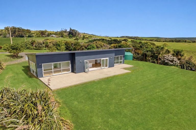 Photo of property in 3143 South Head Road, South Head, Helensville, 0874