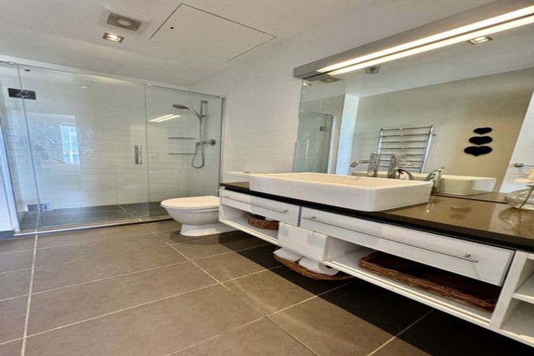 Photo of property in Patent 326 Apartments, 214s/326 Evans Bay Parade, Hataitai, Wellington, 6021