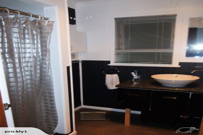 Photo of property in 2 Taupo Street, Green Bay, Auckland, 0604