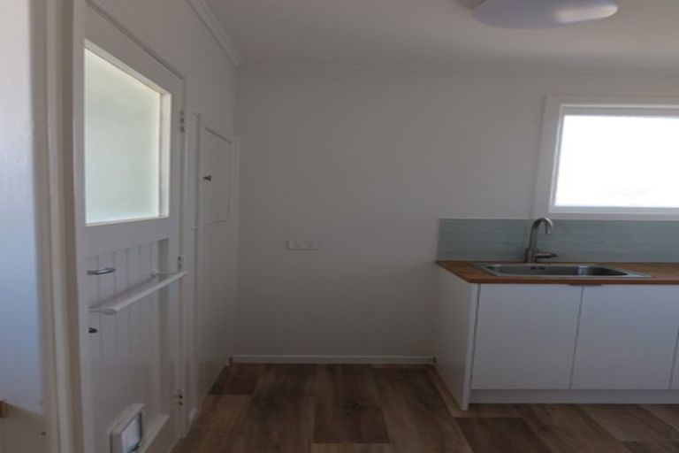 Photo of property in 7 Neil Avenue, Te Atatu Peninsula, Auckland, 0610