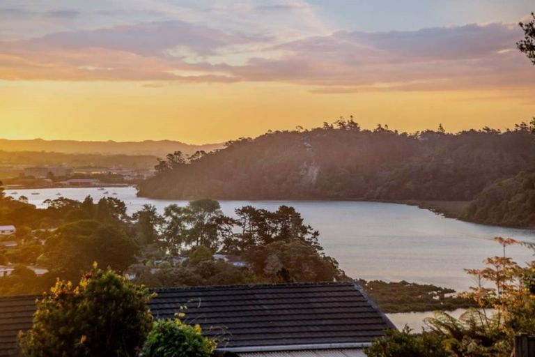 Photo of property in 8 Gillan Place, Bayview, Auckland, 0629