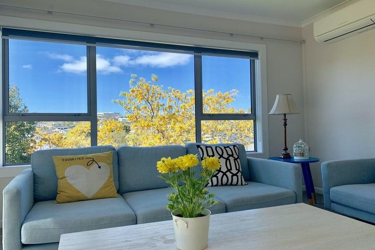 Photo of property in 24 Kiteroa Terrace, Rothesay Bay, Auckland, 0630