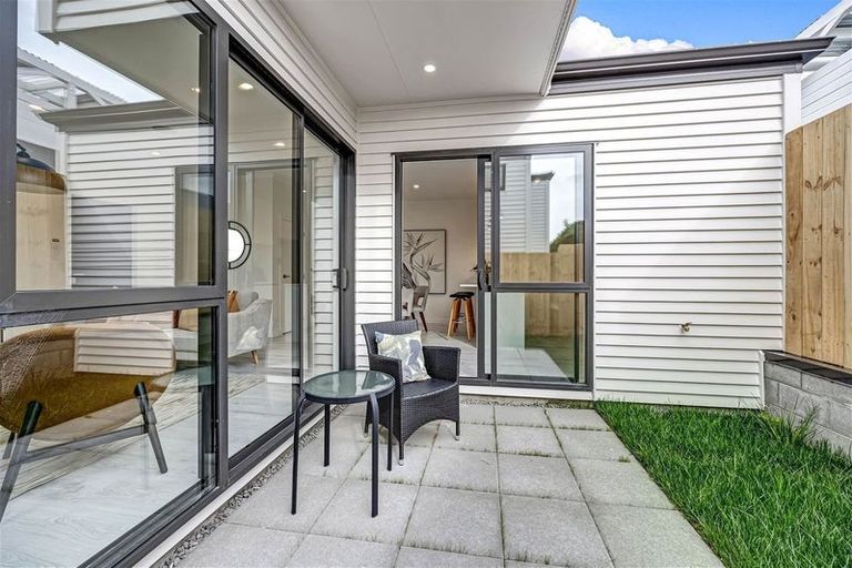 Photo of property in 562b Beach Road, Rothesay Bay, Auckland, 0630