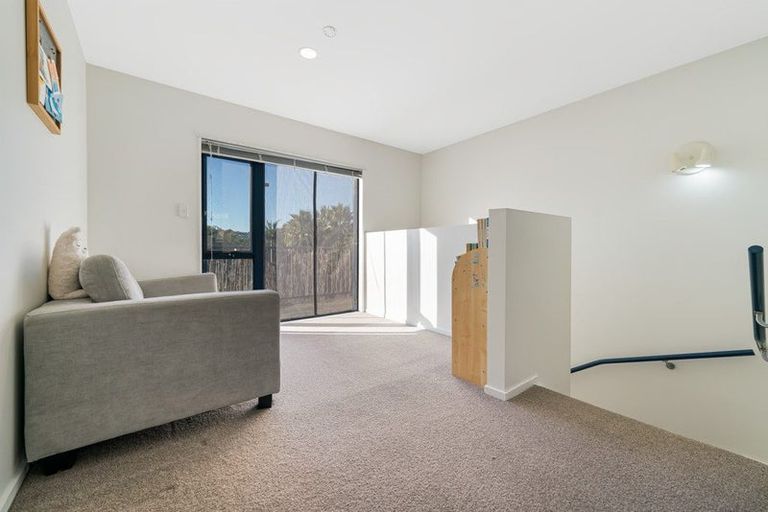 Photo of property in 3/11 John Jennings Drive, Oteha, Auckland, 0632