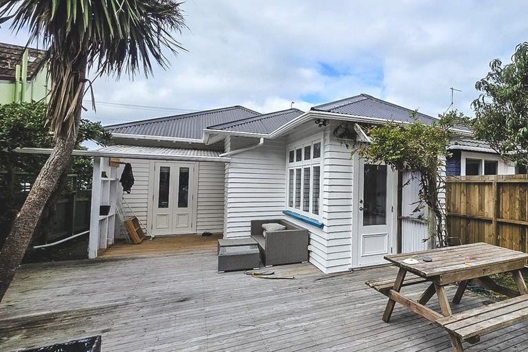 Photo of property in 238 Queens Drive, Lyall Bay, Wellington, 6022