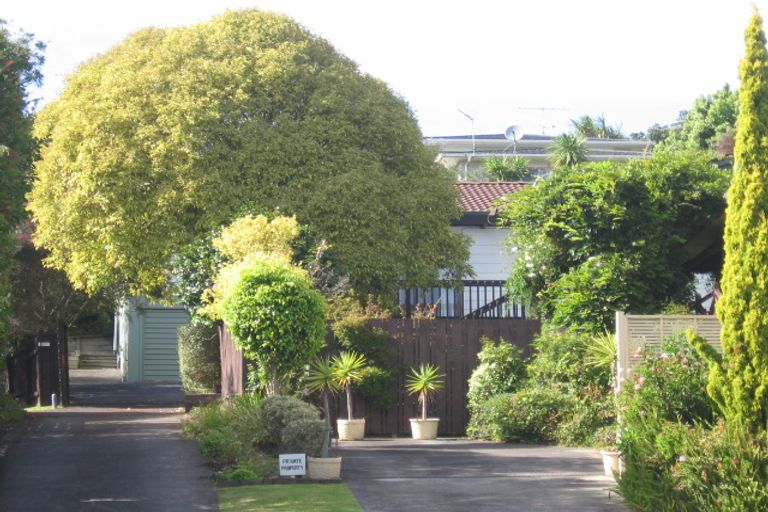 Photo of property in 2/99 Moore Street, Hillcrest, Auckland, 0627