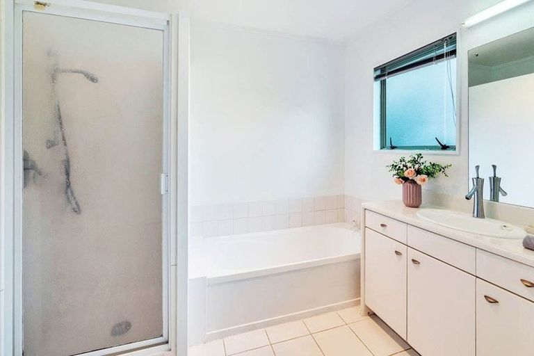 Photo of property in 38 Harbour Lights Close, West Harbour, Auckland, 0618