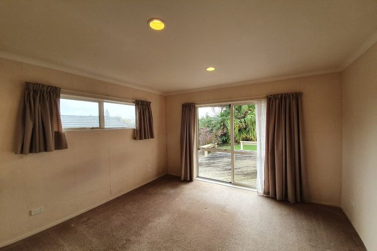 Photo of property in 16 Bella Villa Drive, Waiuku, 2123