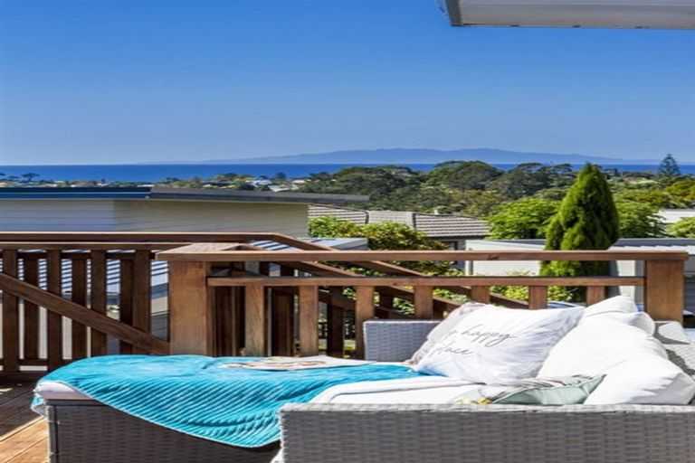 Photo of property in 2/133 Carlisle Road, Northcross, Auckland, 0632