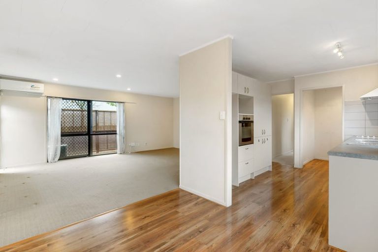 Photo of property in 32 Aviemore Drive, Highland Park, Auckland, 2010