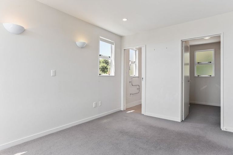 Photo of property in 2/5a Madeley Road, Mount Pleasant, Christchurch, 8081