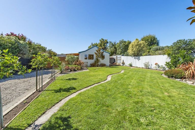 Photo of property in 16 Ensors Place, Waikuku Beach, 7402