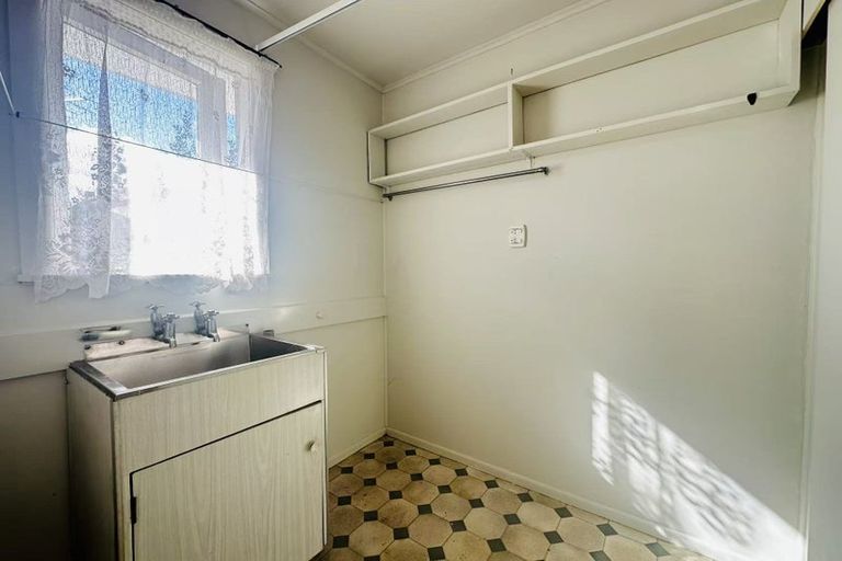 Photo of property in 32 Bond Crescent, Forrest Hill, Auckland, 0620