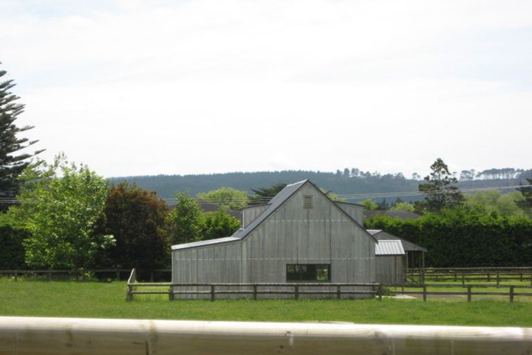 Photo of property in 9 Riverland Road, Kumeu, 0892