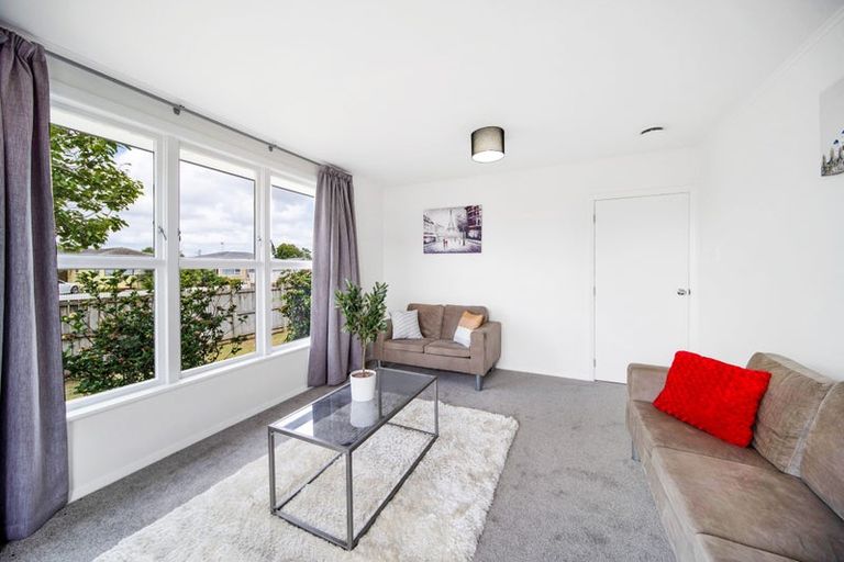 Photo of property in 33 Convair Crescent, Mangere, Auckland, 2022