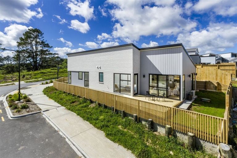 Photo of property in 1 Horokaka Street, Massey, Auckland, 0614
