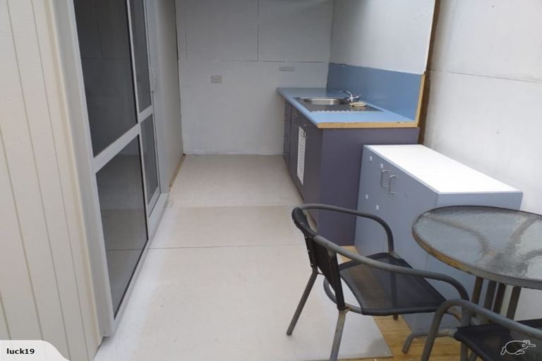 Photo of property in 28 Golf Road, New Lynn, Auckland, 0600