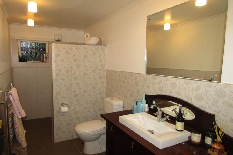 Photo of property in 28 Rangiora Avenue, Kaiwharawhara, Wellington, 6035