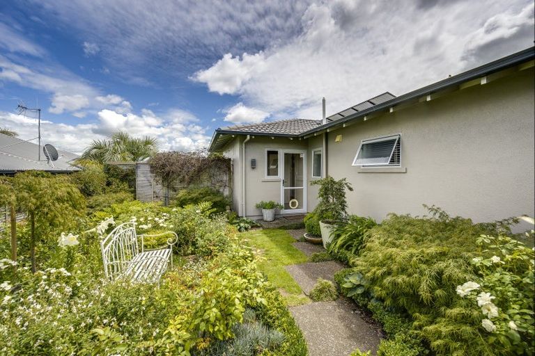 Photo of property in 46 Hikanui Drive, Havelock North, 4130
