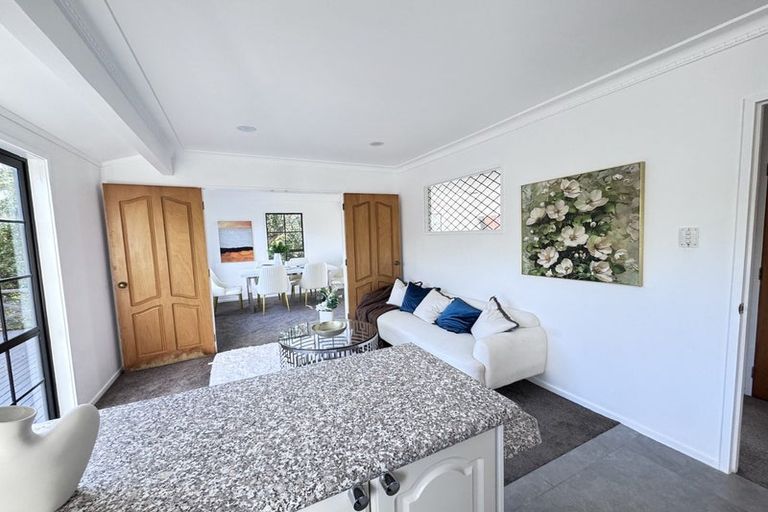 Photo of property in 30 Hoskins Avenue, Hillsborough, Auckland, 1042