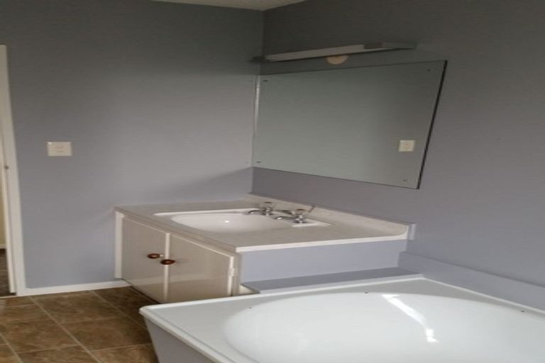 Photo of property in 17 Mckellar Place, Hornby, Christchurch, 8042