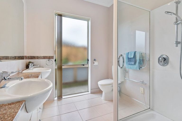 Photo of property in 154 Kilkenny Drive, East Tamaki Heights, Auckland, 2016