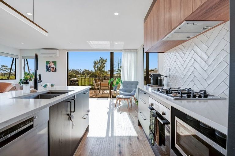 Photo of property in 30 Aitkenhead Court, Parakai, 0830