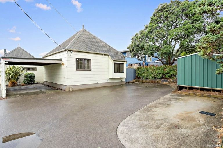 Photo of property in 46 Hobsonville Road, West Harbour, Auckland, 0618