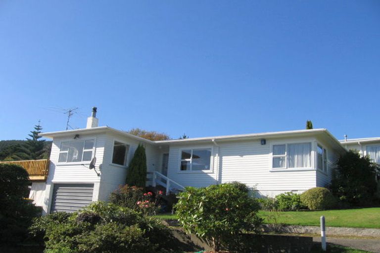 Photo of property in 53 Raroa Terrace, Tawa, Wellington, 5028