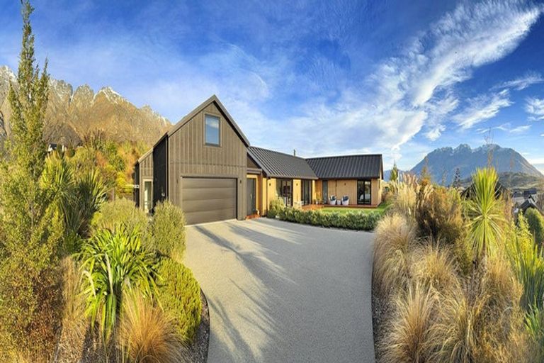 Photo of property in 6a Kinross Lane, Jacks Point, Queenstown, 9371