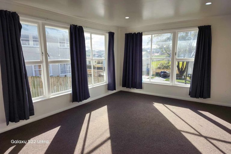 Photo of property in 22 Worcester Place, Cannons Creek, Porirua, 5024