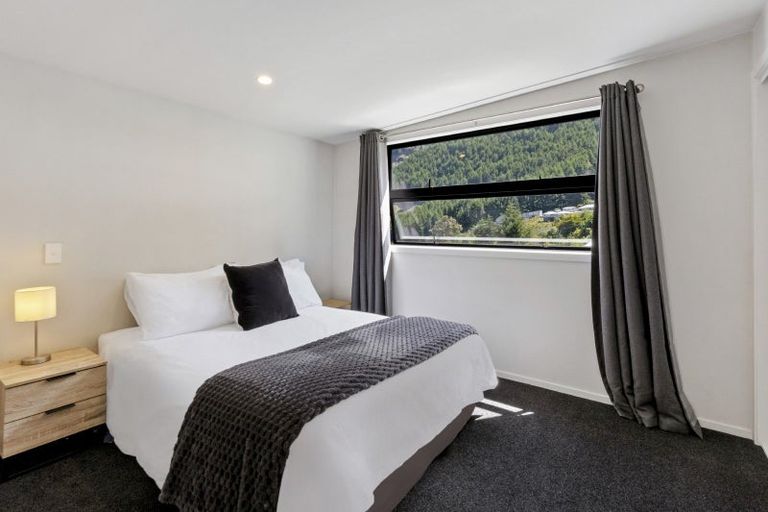 Photo of property in 6 Mackinnon Terrace, Sunshine Bay, Queenstown, 9300