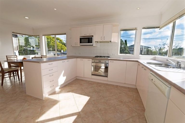 Photo of property in 2/89 Aberdeen Road, Castor Bay, Auckland, 0620