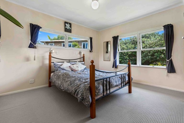 Photo of property in 35 Yeovil Road, Te Atatu Peninsula, Auckland, 0610