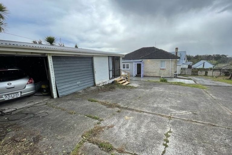Photo of property in 1/22 Cliff View Drive, Green Bay, Auckland, 0604
