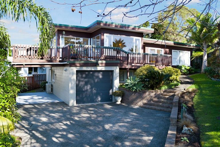 Photo of property in 28 Manhattan Heights, Glendene, Auckland, 0602
