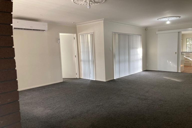 Photo of property in 2 Framalda Place, Conifer Grove, Takanini, 2112
