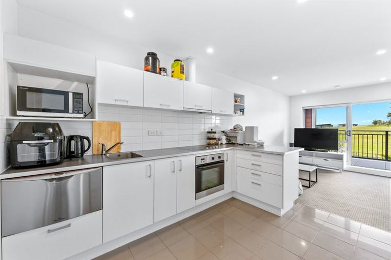Photo of property in 16b/71 Spencer Road, Oteha, Auckland, 0632