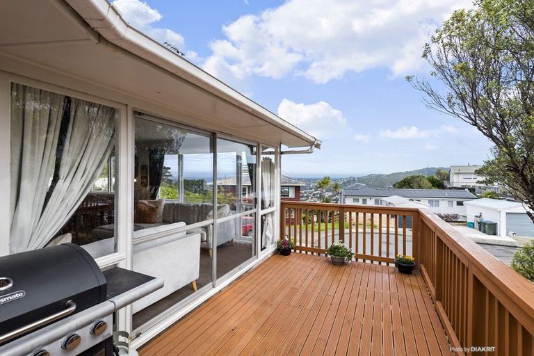 Photo of property in 11 Middlesex Place, Northland, Wellington, 6012