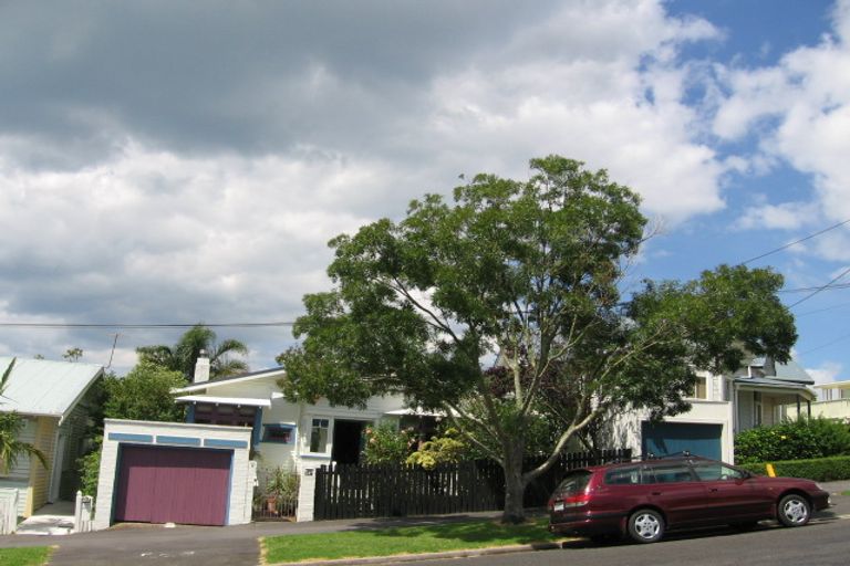 Photo of property in 44a Kiwi Road, Stanley Point, Auckland, 0624