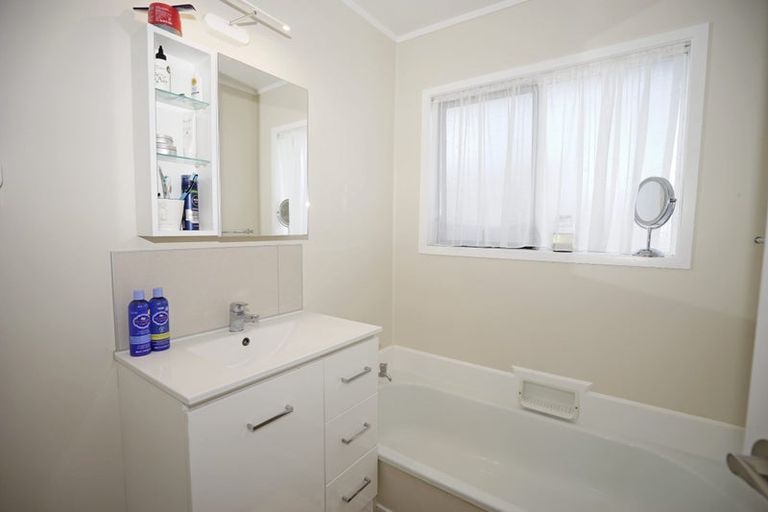 Photo of property in 1/32 Weldene Avenue, Glenfield, Auckland, 0629