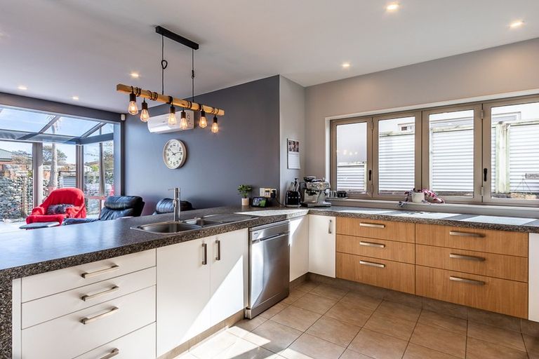 Photo of property in 61 Quadrant Heights, Paraparaumu, 5032