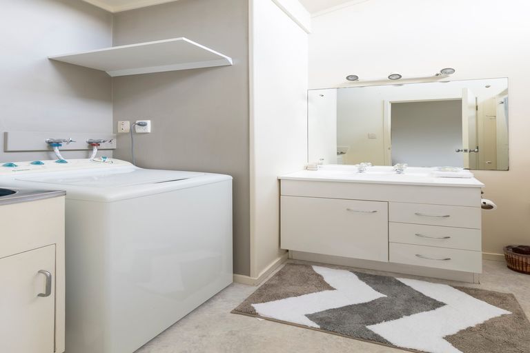 Photo of property in 1a Dolbear Street, Titirangi, Auckland, 0604