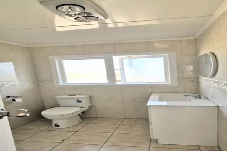 Photo of property in 2/15 Merton Avenue, Glenfield, Auckland, 0627