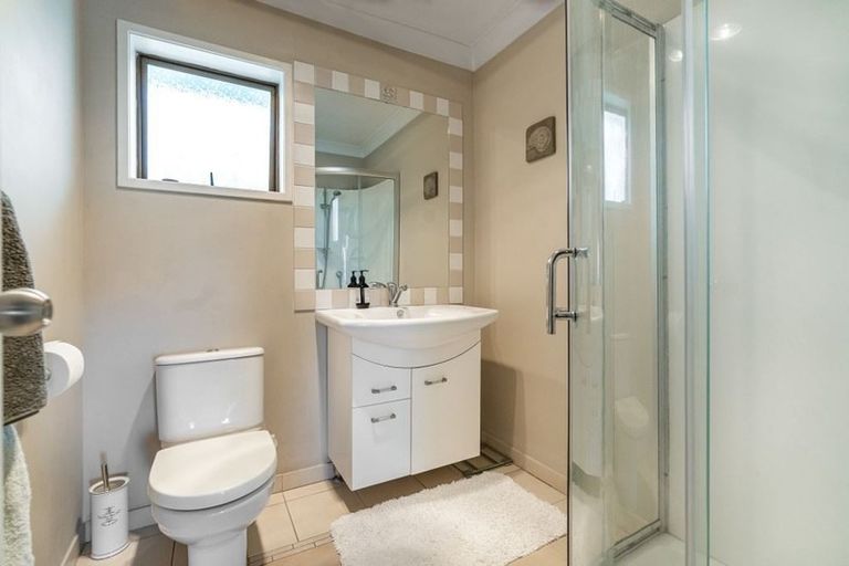 Photo of property in 59 Chelsea View Drive, Chatswood, Auckland, 0626