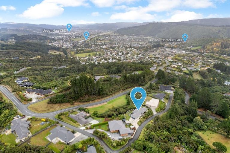 Photo of property in 5 Mckenzie Way, Timberlea, Upper Hutt, 5018