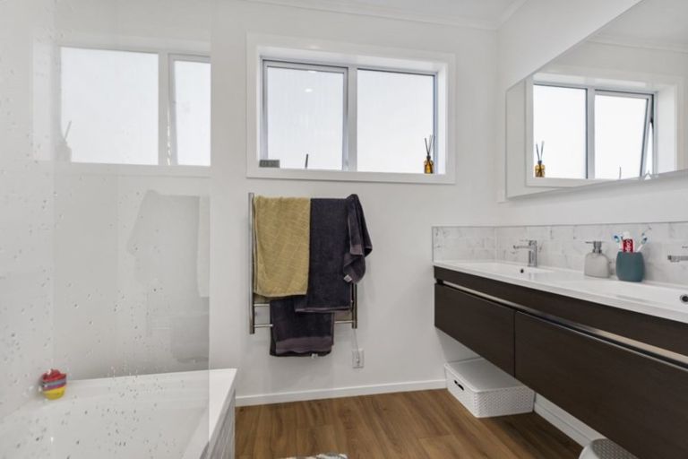 Photo of property in 1/298 Glenfield Road, Glenfield, Auckland, 0629