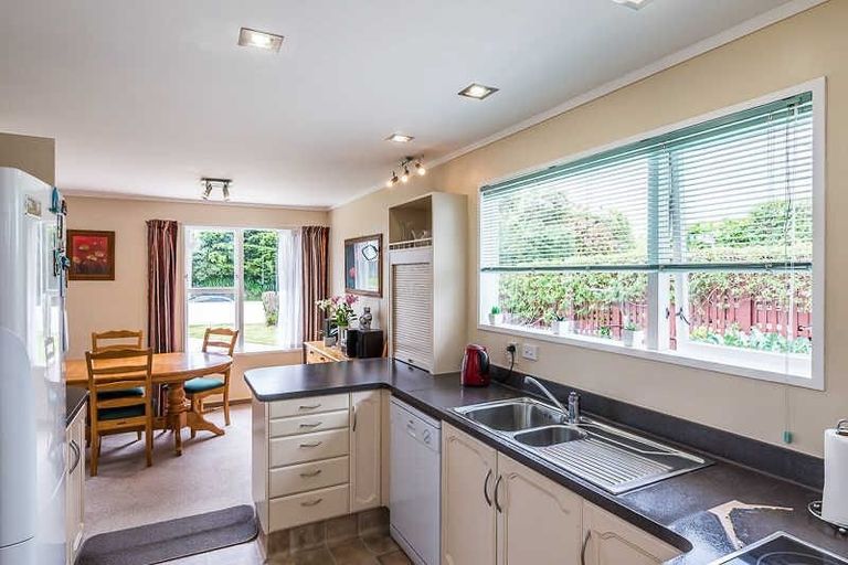 Photo of property in 16 Martin Road, Paraparaumu Beach, Paraparaumu, 5032