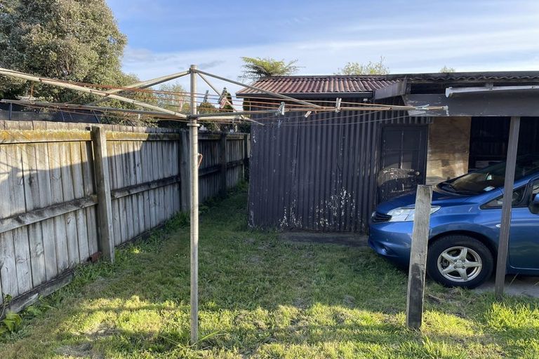 Photo of property in 14 Yeovil Road, Te Atatu Peninsula, Auckland, 0610