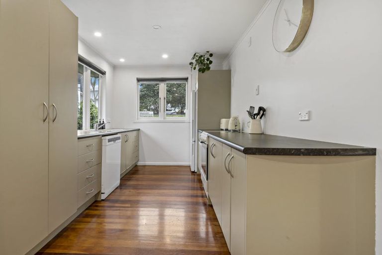 Photo of property in 39 Toru Street, Te Atatu Peninsula, Auckland, 0610